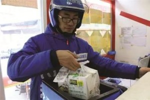 重庆小哥疫情送餐视频感动香港网友，温暖无界限