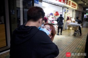 重庆情侣感染新冠引关注，疫情下的爱情与责任
