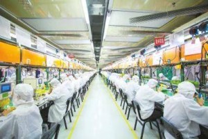郑州富士康疫情爆发，工厂防疫挑战与员工健康保障引关注