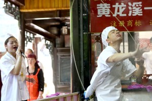 重庆小哥疫情暖心视频刷屏，太原新闻点赞，平凡英雄的温情瞬间