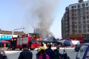 突发！重庆一知名火锅店起火，现场浓烟滚滚，消防紧急救援