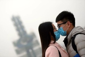 重庆情侣确诊新冠引关注，疫情下的爱情与责任