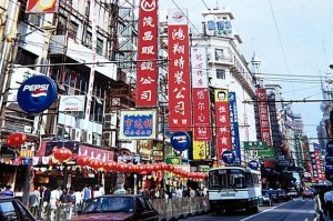 疫情后的南京路，繁华重现中的新气象