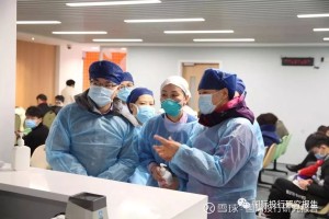 疫情下的上海医生，白衣执甲，守护生命的最后防线