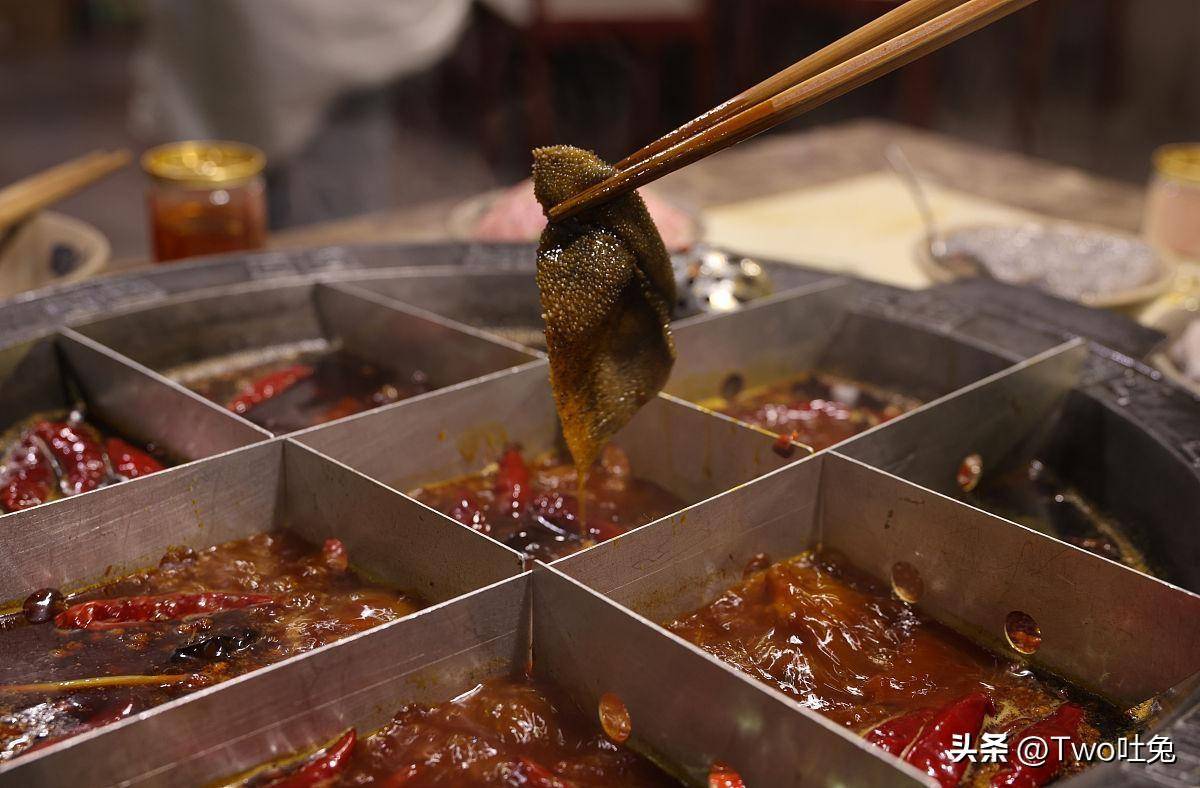 重庆火锅全面复苏，烟火气重燃山城，麻辣鲜香背后的经济密码