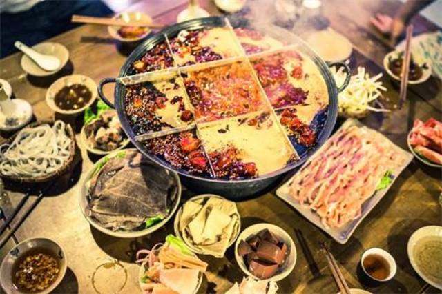 重庆火锅全面复苏，烟火气重燃山城，麻辣鲜香背后的经济密码