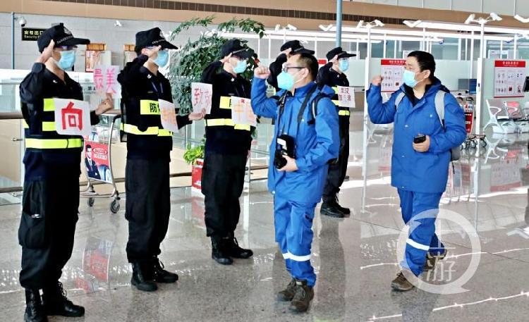 独家重庆抗疫英雄凯旋回家视频曝光！这一幕让千万网友泪目