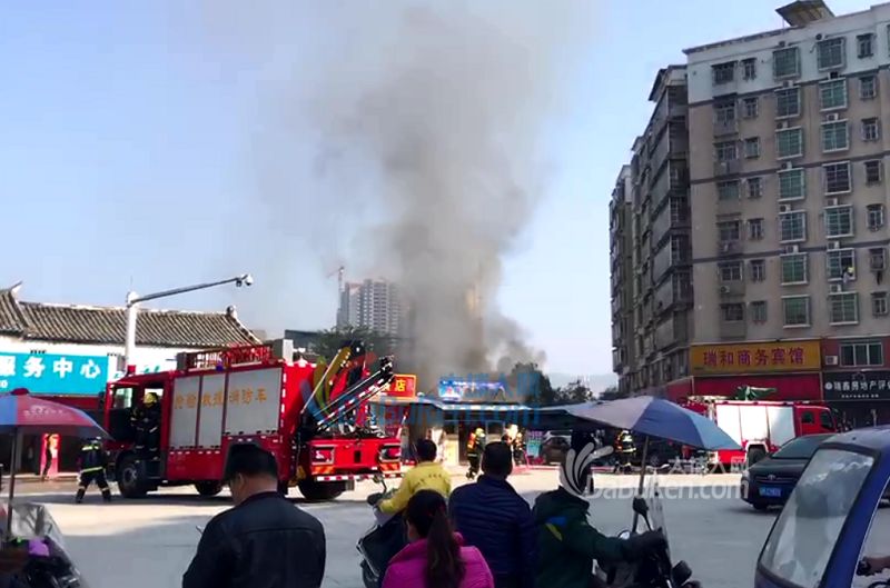 突发！重庆一知名火锅店起火，现场浓烟滚滚，消防紧急救援