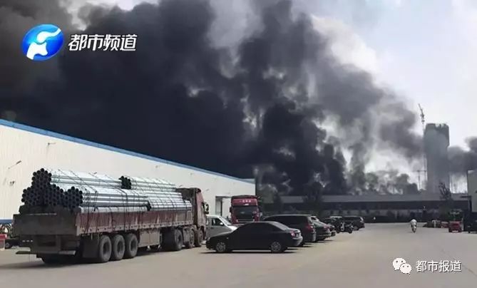突发！重庆一知名火锅店起火，现场浓烟滚滚，消防紧急救援