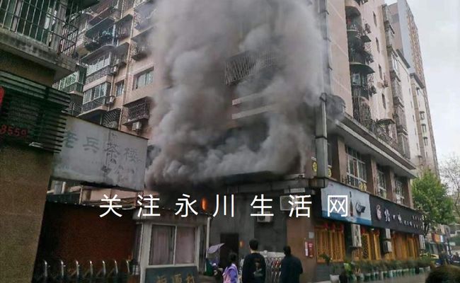 突发！重庆一知名火锅店起火，现场浓烟滚滚，消防紧急救援