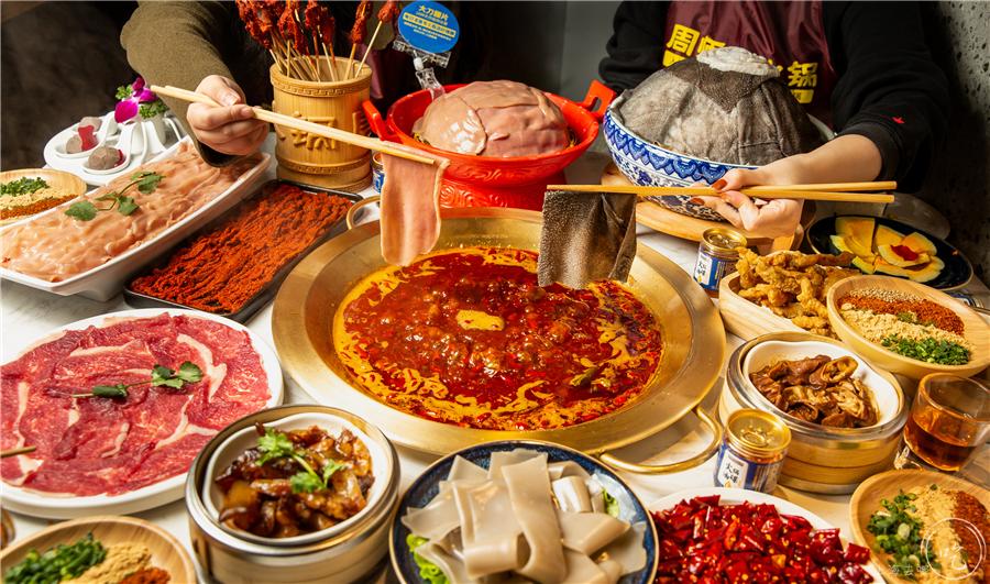 重庆火锅点评，麻辣鲜香中的山城韵味