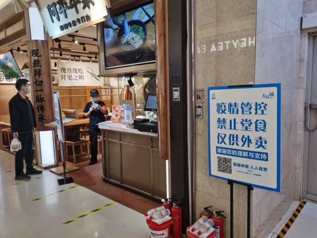 郑州疫情最新动态，商场会关门吗？商家与市民如何应对？