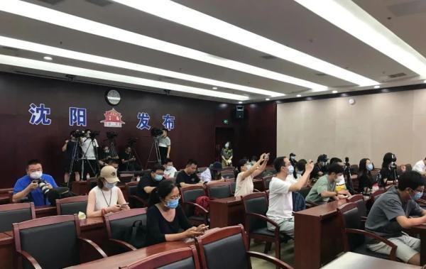 郑州疫情发布会视频引发热议，透明沟通与公众期待