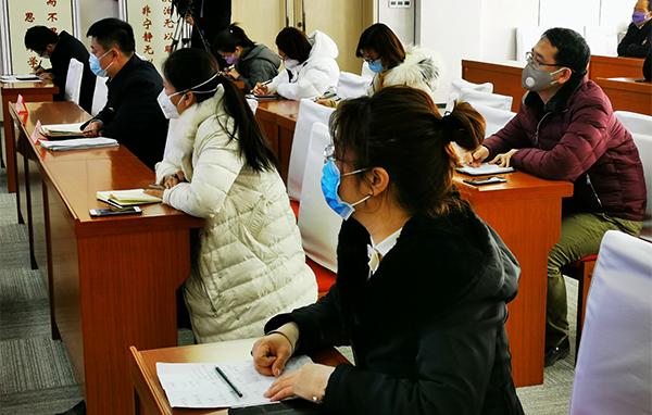 郑州疫情发布会视频引发热议，透明沟通与公众期待