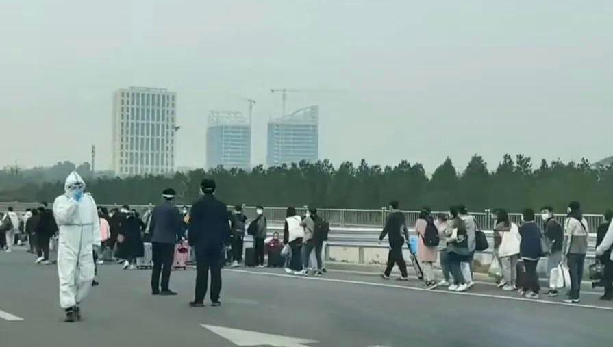 郑州富士康疫情打架视频曝光，背后隐藏的劳资矛盾与社会焦虑