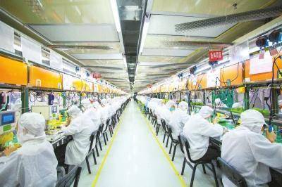 郑州富士康疫情爆发，工厂防疫挑战与员工健康保障引关注