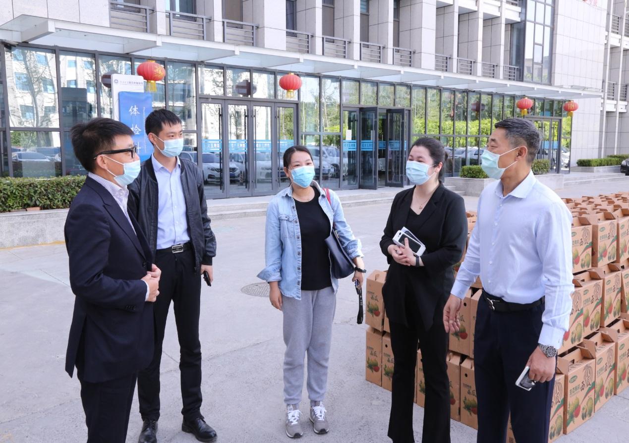 郑州大学疫情女生照片引热议，我们该关注什么？