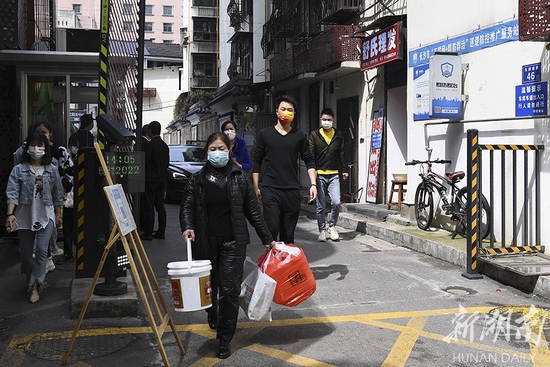 长沙疫情封闭下的城市记忆，静默中的温暖与坚韧