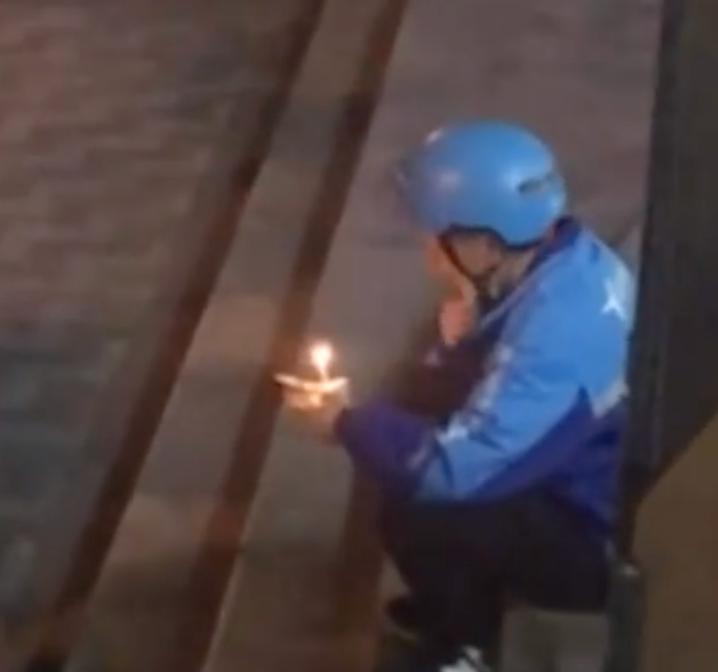 疫情下的重庆小哥，暖心视频走红背后的故事与下载方式
