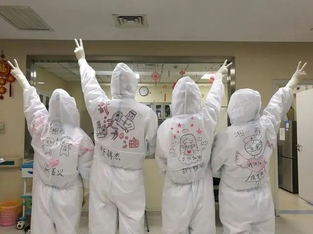 疫情下的上海医生，白衣执甲，守护生命的最后防线