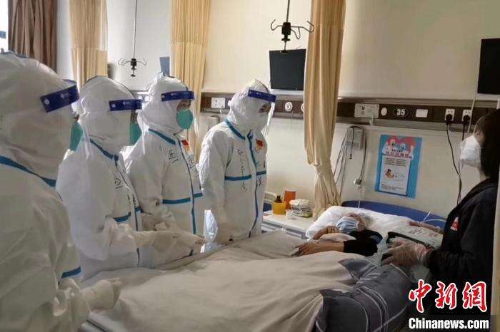 疫情下的上海医生，白衣执甲，守护生命的最后防线