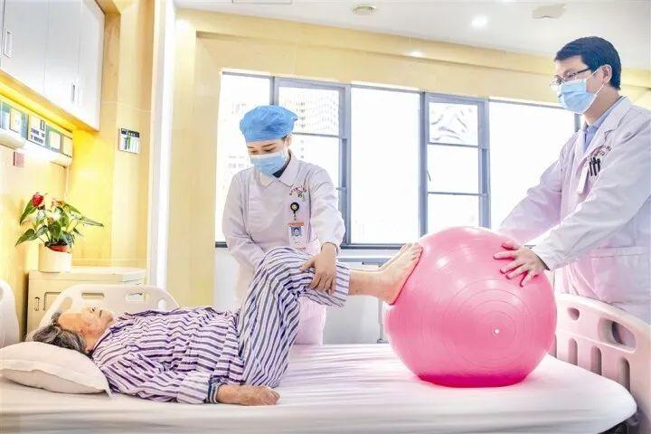 疫情下的南宁护士，白衣天使的坚守与担当