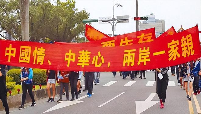 疫情下的江苏，店铺挂国旗背后的团结与希望