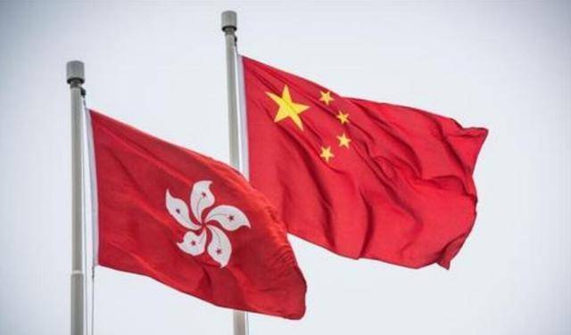 疫情下的江苏，店铺挂国旗背后的团结与希望