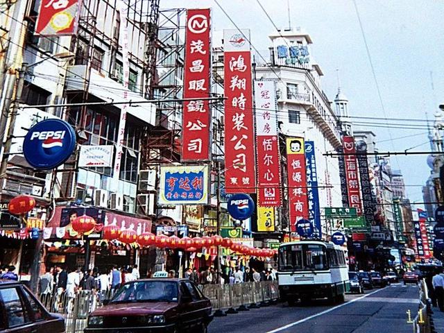 疫情后的南京路，繁华重现中的新气象
