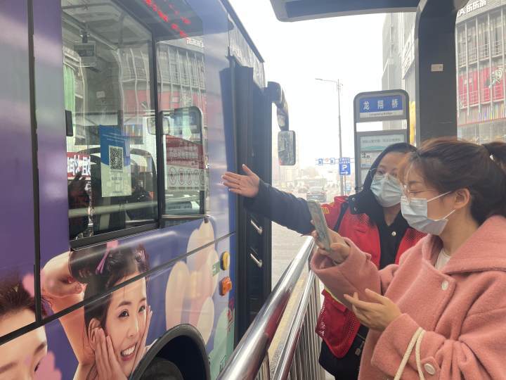 杭州公交疫情扫码乘车政策解析，西宁市民能否异地扫码？