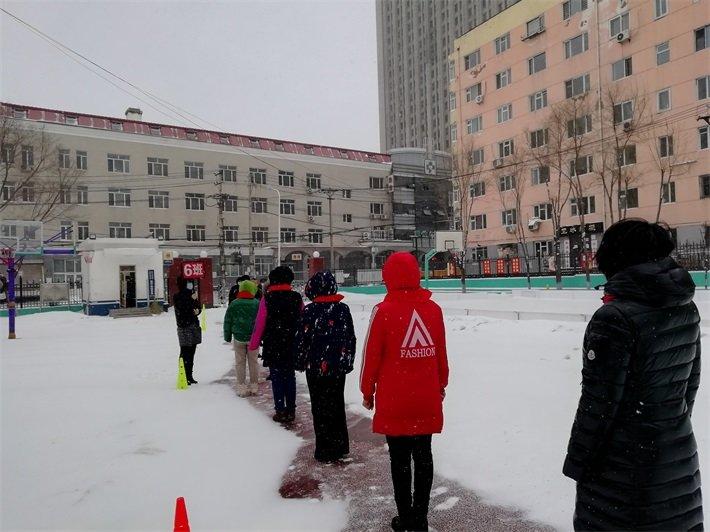 哈尔滨大哥暖心视频走红，疫情下的温情瞬间感动全网