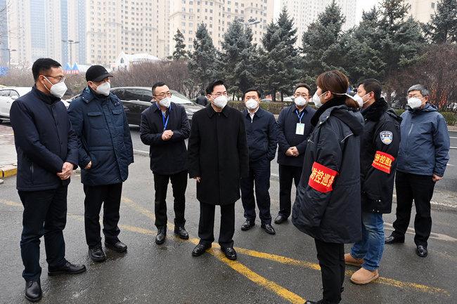 哈尔滨大哥暖心视频走红，疫情下的温情瞬间感动全网