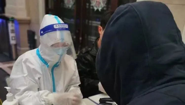 哈尔滨大哥暖心视频刷屏，广州疫情最新动态引热议，南北抗疫温情对比