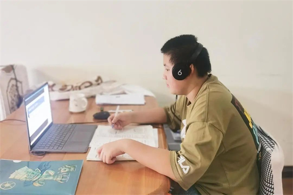 疫情下的成都七中网课，教育创新与挑战并存