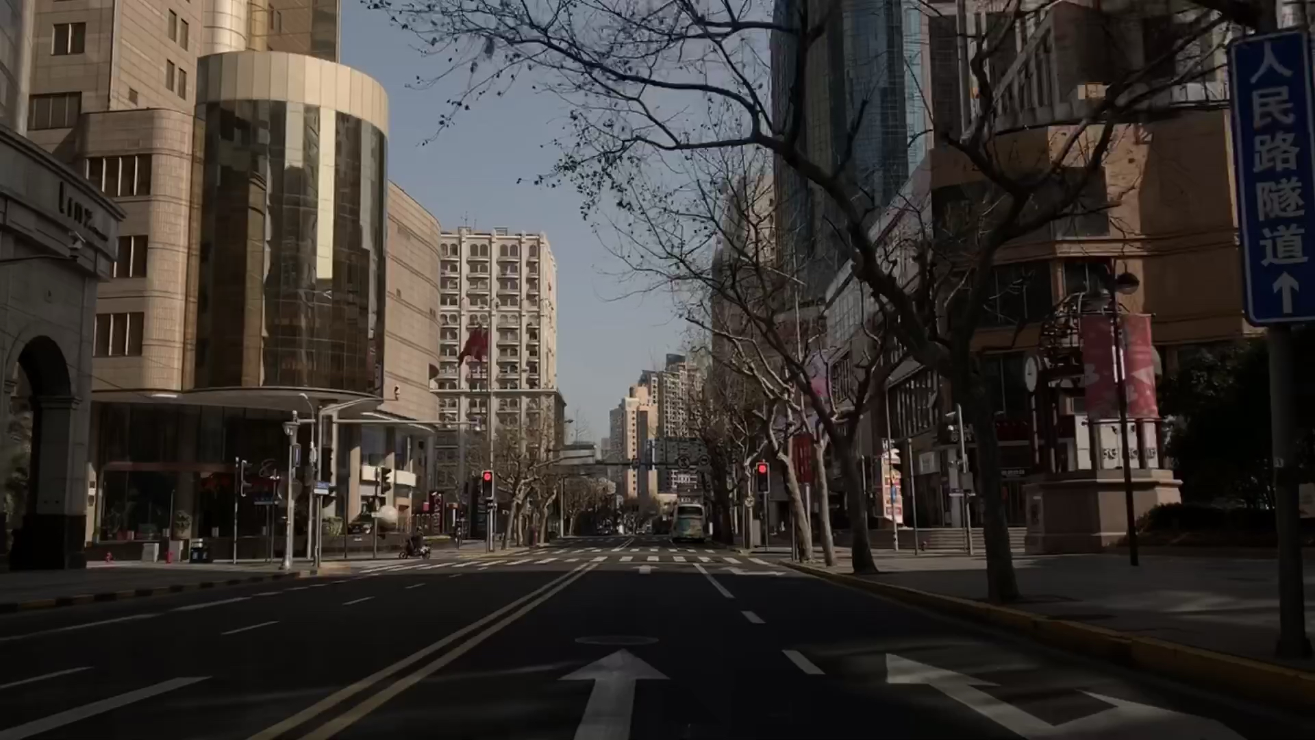 疫情下的南京西路与贵阳路，封控措施与城市脉动