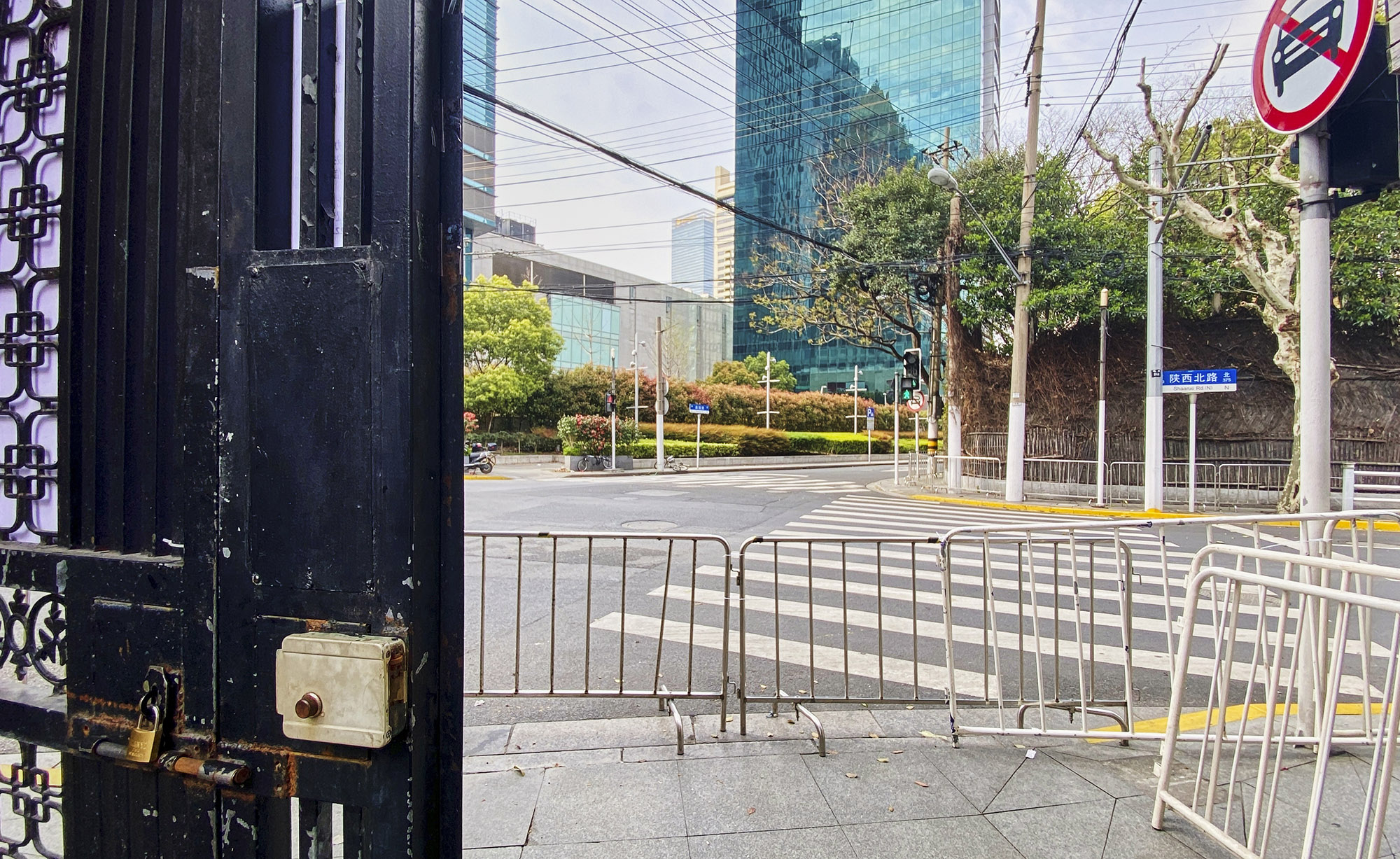 疫情下的南京西路与贵阳路，封控措施与城市脉动