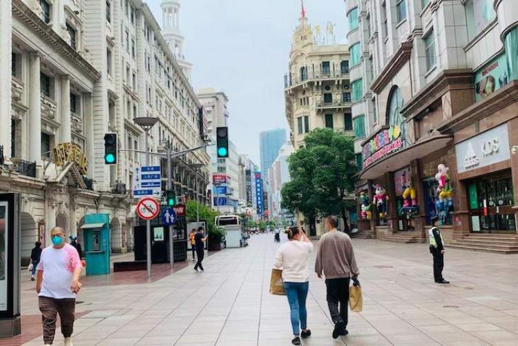 疫情下的南京西路与贵阳路，封控措施与城市脉动