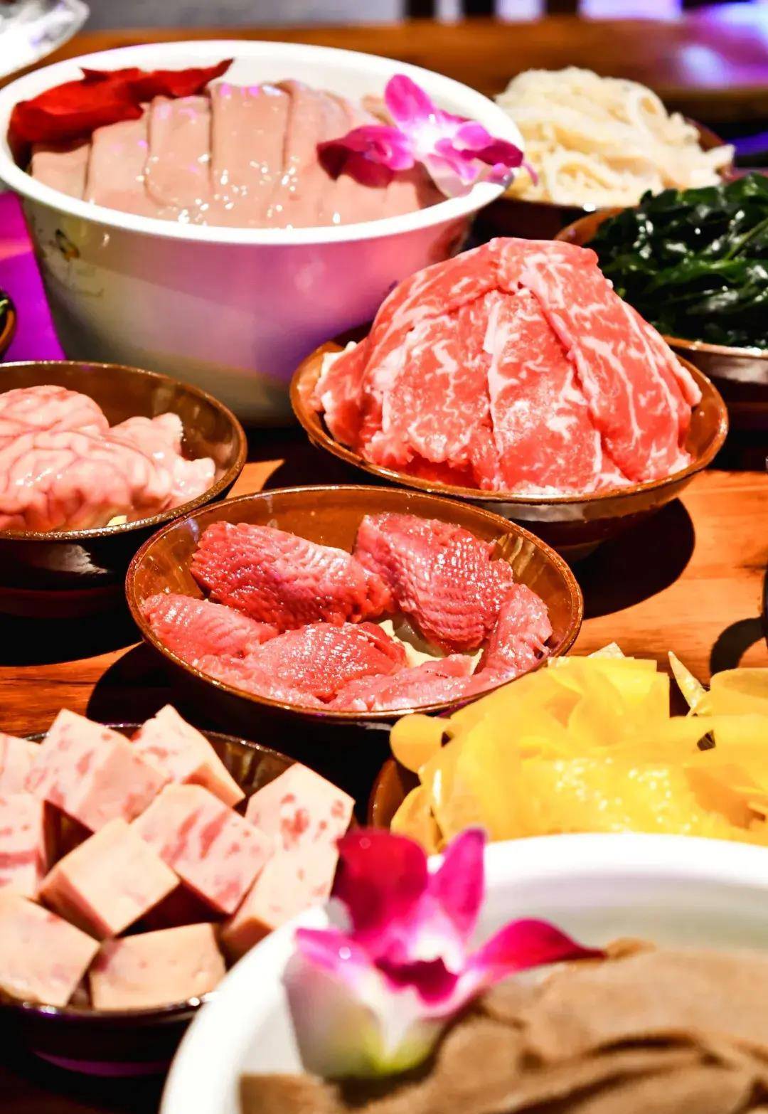 乌鲁木齐这家火锅店，凭什么让本地人排队3小时也要吃？
