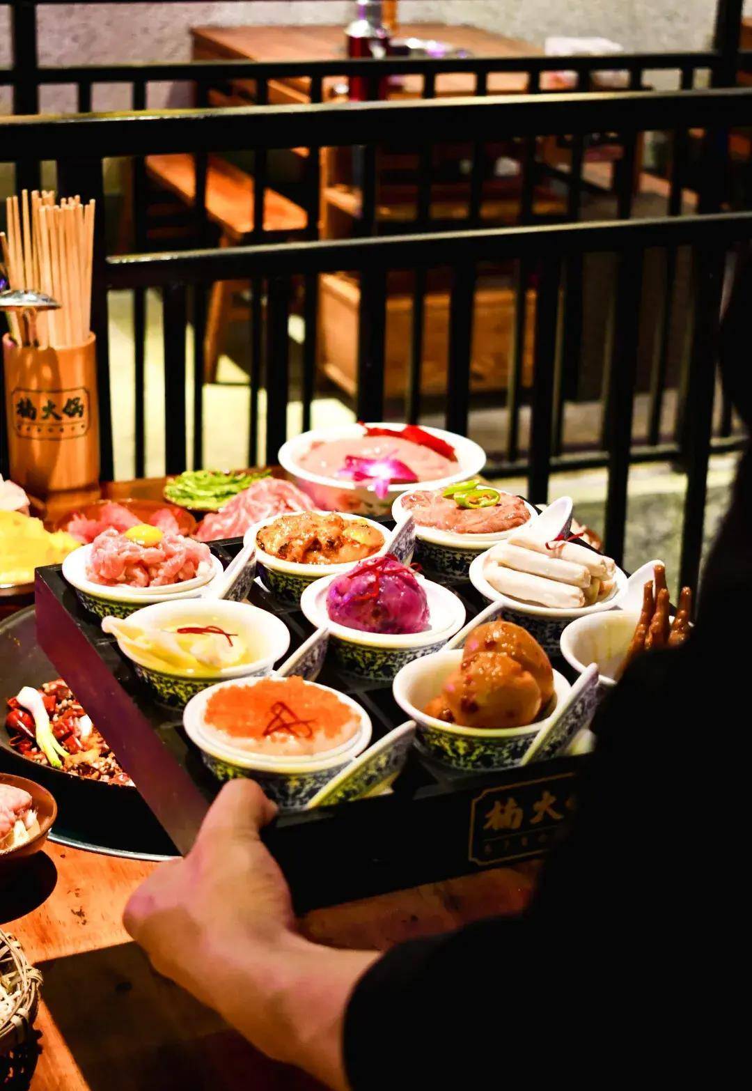 乌鲁木齐这家火锅店，凭什么让本地人排队3小时也要吃？