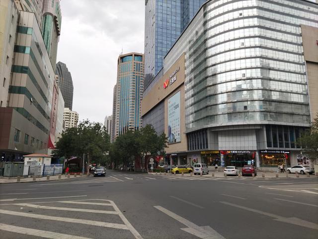 乌鲁木齐市南京路，一条承载多元文化的城市动脉