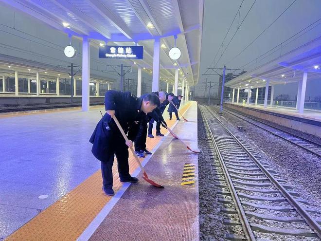 突发！通往哈尔滨的火车停运，旅客滞留，官方回应来了
