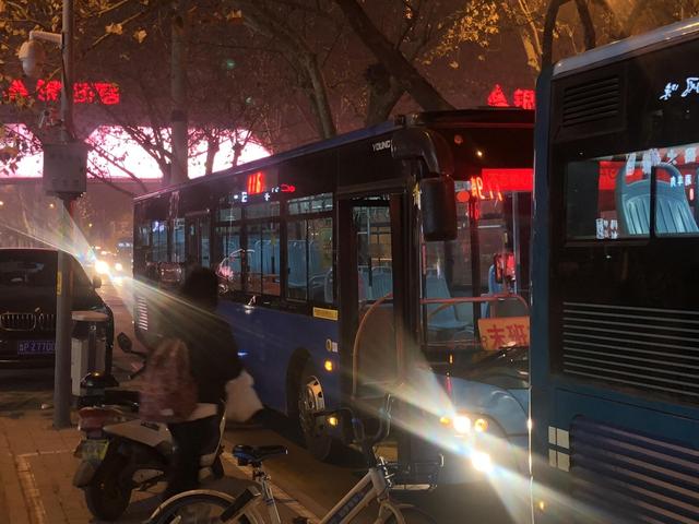 石家庄131路末班车，城市夜归人的温暖守候