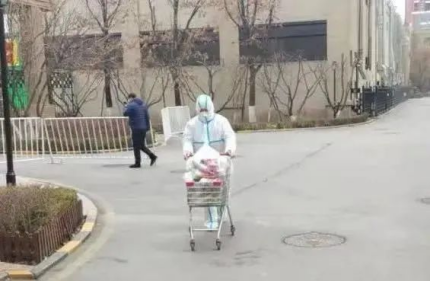 沈阳市疫情封闭下的城市脉搏，挑战、温情与重生