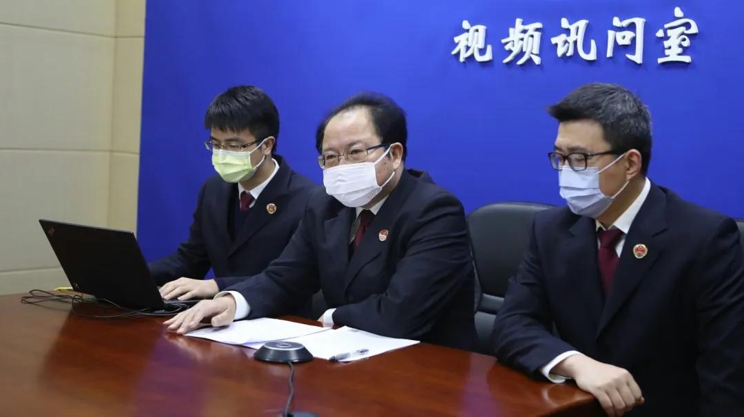 上海重灾区的新型肺炎防控战，经验、挑战与未来启示
