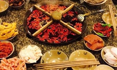 独家探店上海重庆火锅店，麻辣鲜香的地道巴蜀风味