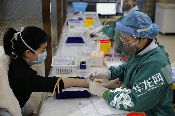 上海疫情形势趋稳，重庆疫情严重引发关注，双城抗疫对比分析