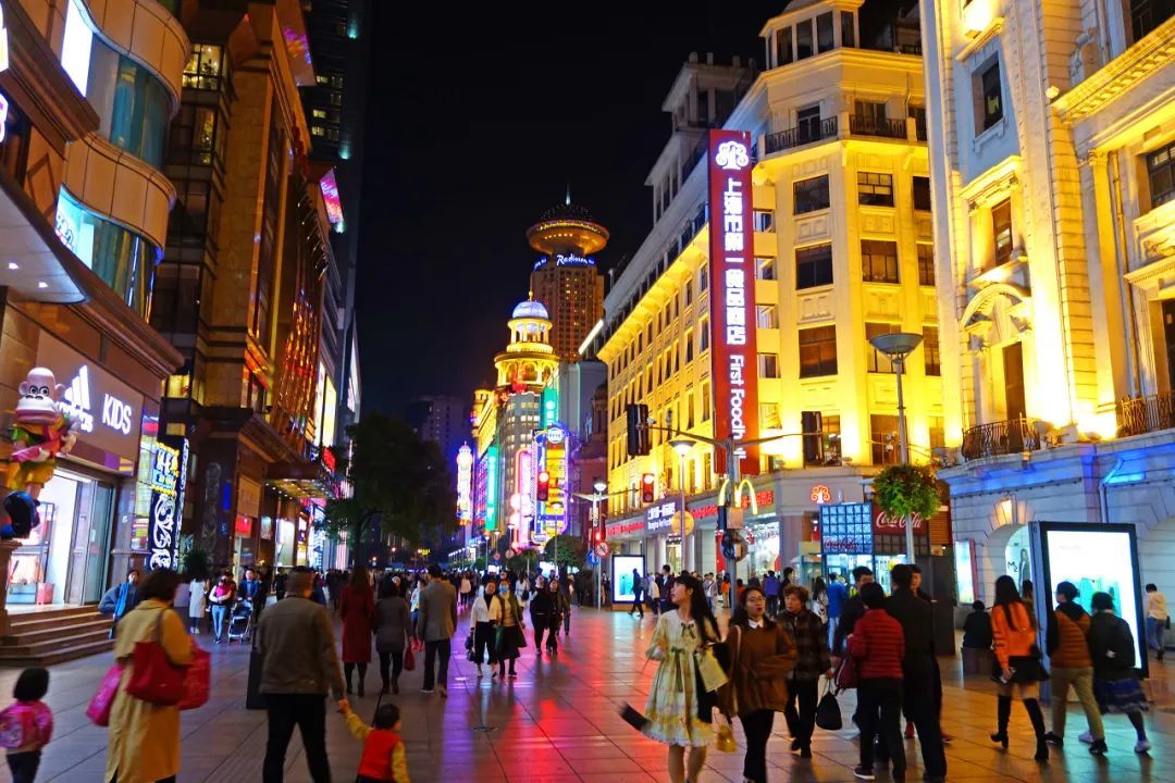 上海疫情下的南京路与外滩，繁华与寂静的鲜明对比