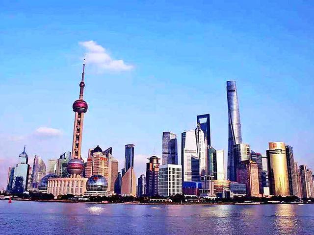 上海疫情下的南京路与外滩，繁华与寂静的鲜明对比
