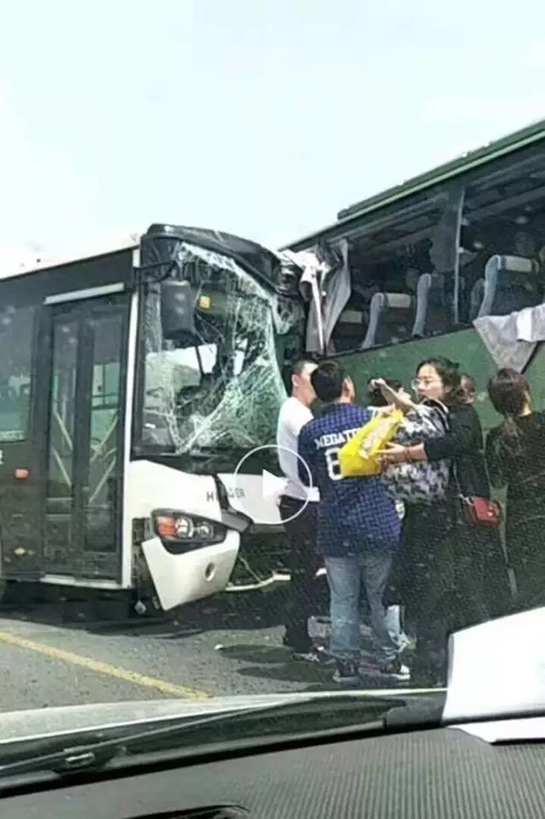 上海一大巴撞护栏致1死2伤，事故原因调查与交通安全警示