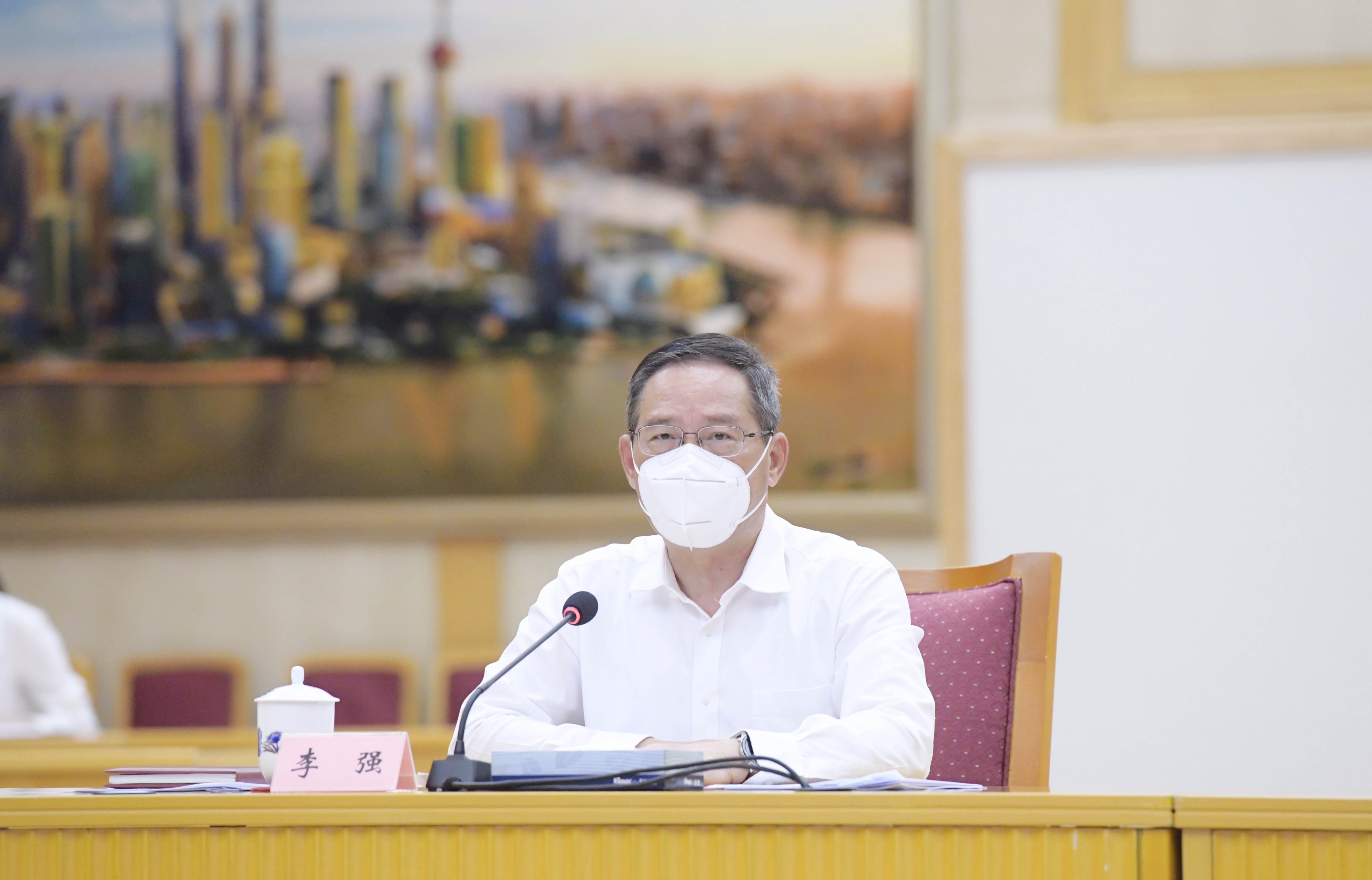 上海市委召开疫情防控专题会议，部署精准防控策略，筑牢城市安全防线